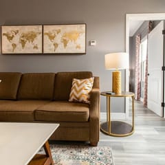 Bright King Suite Near Dining, Shops & Parks