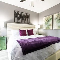Chic King Suite w/Balcony in Uni Heights