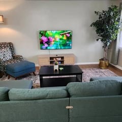 2BR Near Sherman College & Shops