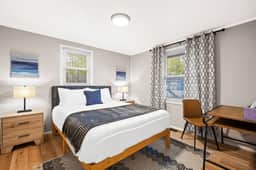 10 min to NRG Park | Private Deck | Movie Nights - Holiday Home - Image 4