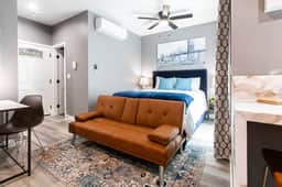 Modern King Suite Near Downtown SD - Image 2