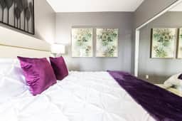 Chic King Suite w/Balcony in Uni Heights - Image 4