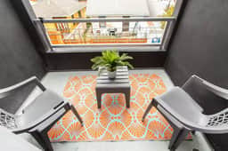 Chic King Suite w/Balcony in Uni Heights - Image 3
