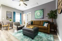 Chic King Suite w/Balcony in Uni Heights - Image 2