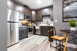 Chic King Suite w/Balcony in Uni Heights - Image 5