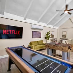 4-bedroom house in charming Oak Hill with WiFi, AC. Relax and enjoy - Image 5