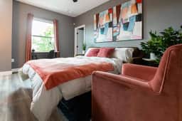 Stylish King Suite Steps to Dining & Parks - Image 5