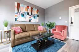 Stylish King Suite Steps to Dining & Parks - Image 3