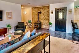 17 Min to NRG | Grill | Huge Yard | Private | Cozy - Holiday Home - Image 3
