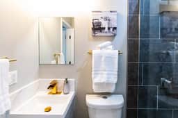 Stylish Urban Retreat – University Heights - Image 2