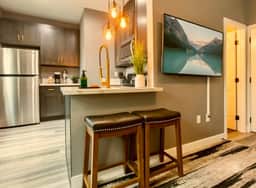 Stylish Urban Retreat – University Heights - Image 5