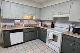 Near Sherman College | 2BR w/ Wi-Fi + Washer/Dryer - Image 2
