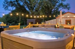 10min to NRG | Hot tub | Sauna | Firepit | 4br 3ba - Holiday Home - Image 4