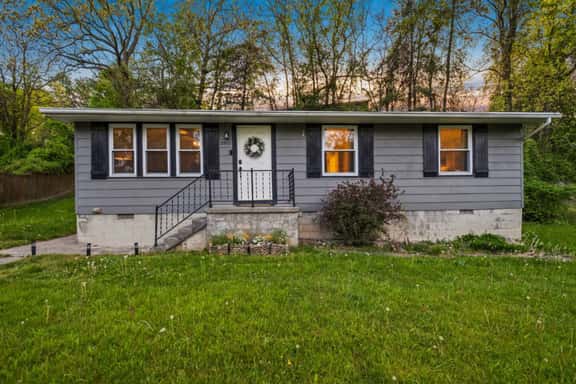 10 min to NRG Park | Private Deck | Movie Nights - Holiday Home - Image 1