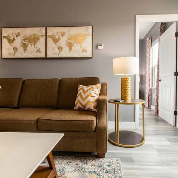 Bright King Suite Near Dining, Shops & Parks - Image 1