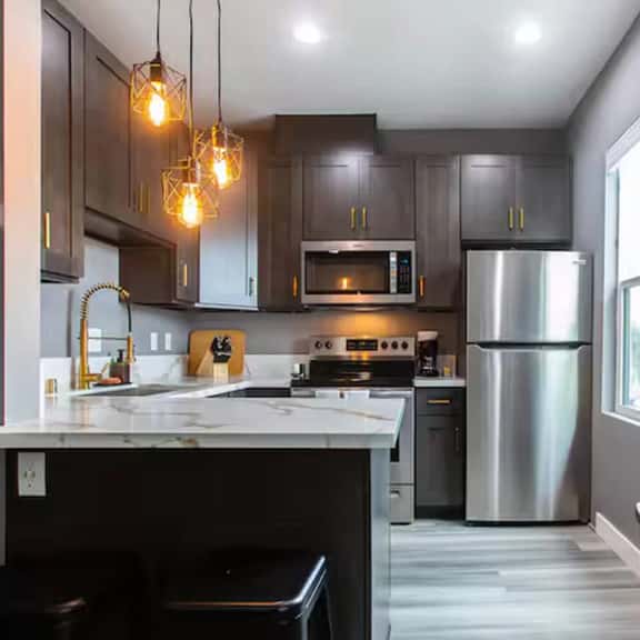 Stylish King Suite Steps to Dining & Parks - Image 1