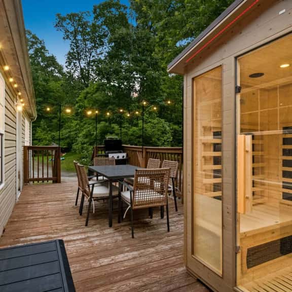 7min to NRG | Sauna | Hottub | Firepit | Huge Deck - Holiday Home - Image 1