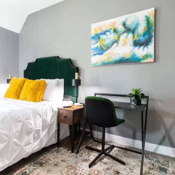 Chic Studio – Steps to Dining, Wi-Fi & A/C - Image 1