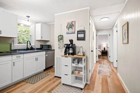 10 min to NRG Park | Private Deck | Movie Nights - Holiday Home - Image 5