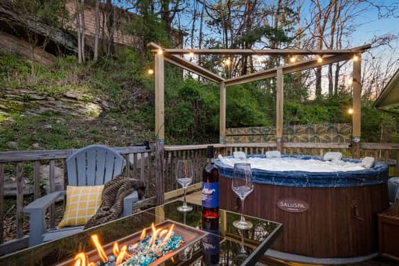 10 min to NRG Park | Private Deck | Movie Nights - Holiday Home - Image 2