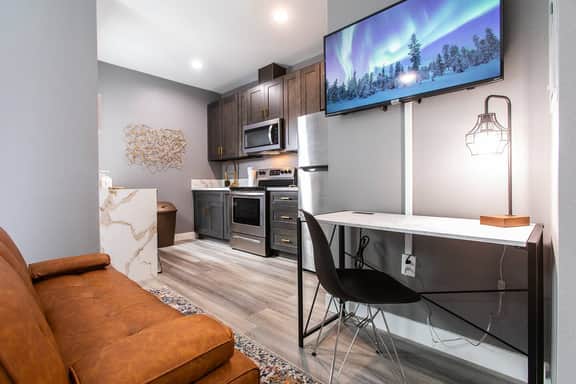 Modern King Suite Near Downtown SD - Image 4