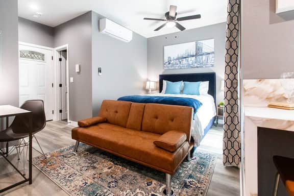 Modern King Suite Near Downtown SD - Image 2