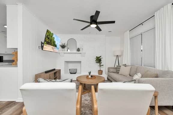 Cozy 2BR newly renovated mid-century modern home - Image 4
