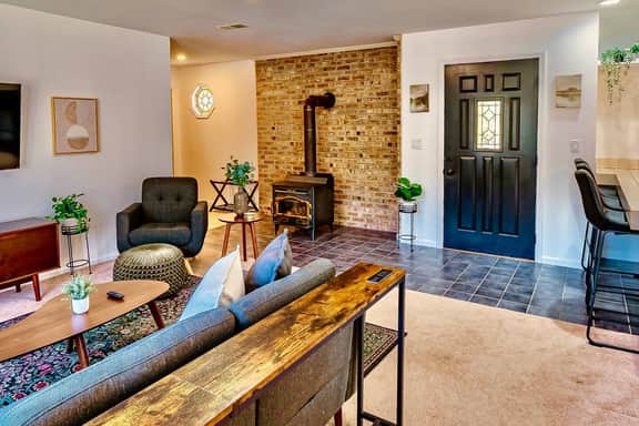 17 Min to NRG | Grill | Huge Yard | Private | Cozy - Holiday Home - Image 3