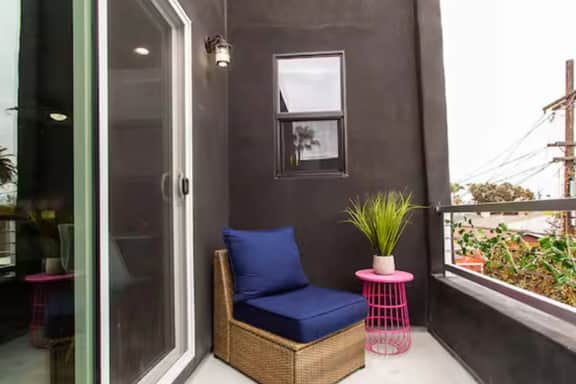 Spacious Studio – Balcony, Desk, A/C & Kitchen - Image 3