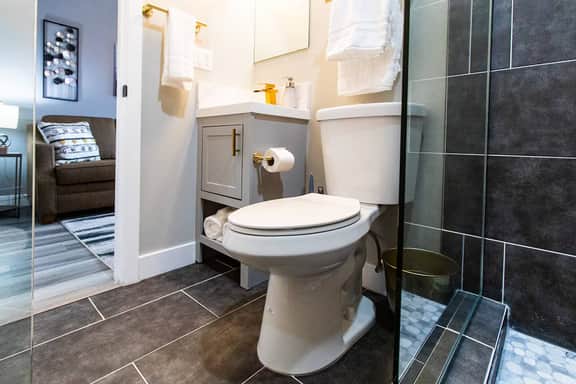 Stylish Urban Retreat – University Heights - Image 4