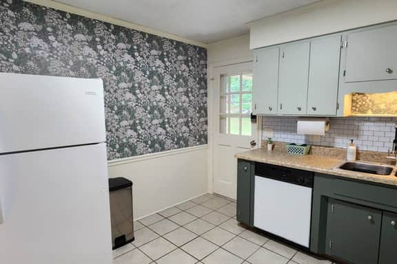 Near Sherman College | 2BR w/ Wi-Fi + Washer/Dryer - Image 4