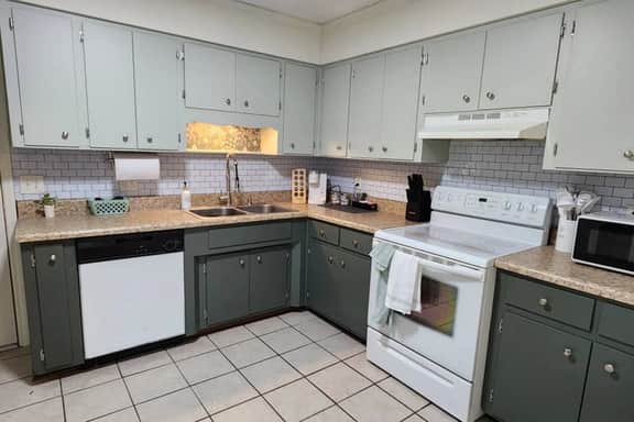 Near Sherman College | 2BR w/ Wi-Fi + Washer/Dryer - Image 2