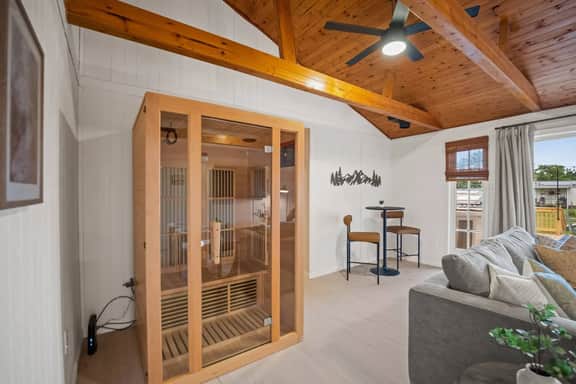 10min to NRG | Hot tub | Sauna | Firepit | 4br 3ba - Holiday Home - Image 5