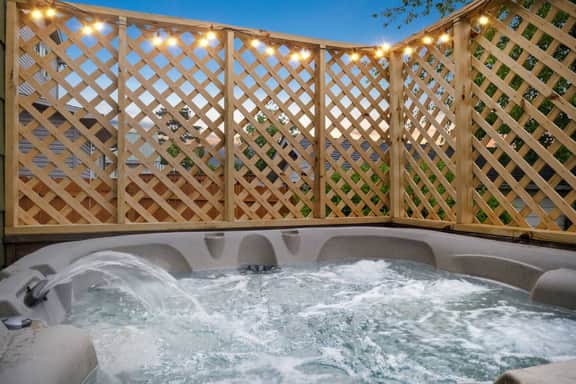 9mi To NRG | Game Room | Hot Tub | Firepit | Grill - Holiday Home - Image 4