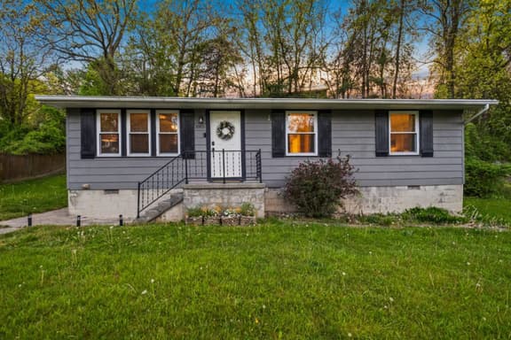 10 min to NRG Park | Private Deck | Movie Nights - Holiday Home - Image 1