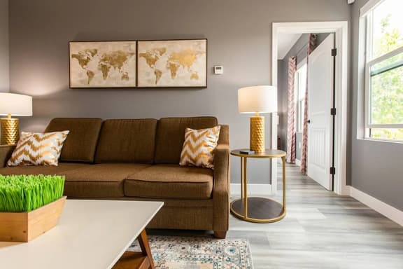 Bright King Suite Near Dining, Shops & Parks - Image 1