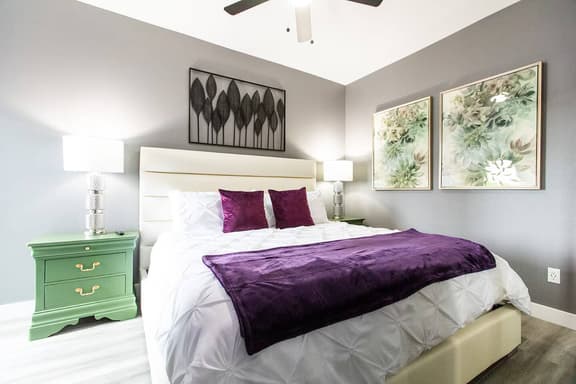 Chic King Suite w/Balcony in Uni Heights - Image 1