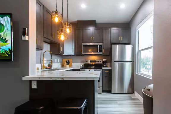 Stylish King Suite Steps to Dining & Parks - Image 1