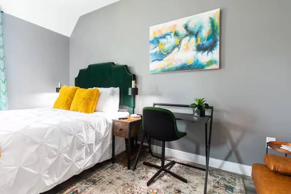 Chic Studio – Steps to Dining, Wi-Fi & A/C - Image 1